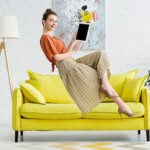 Graifk zu Product Experience - Sofa mit Kundin beim Online-Shopping